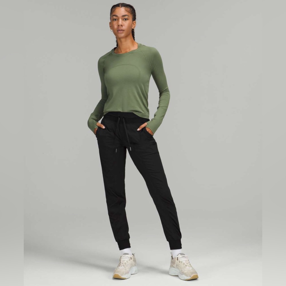 Lululemon Dance Studio Mid-Rise Jogger black size 4 - Picture 2 of 4